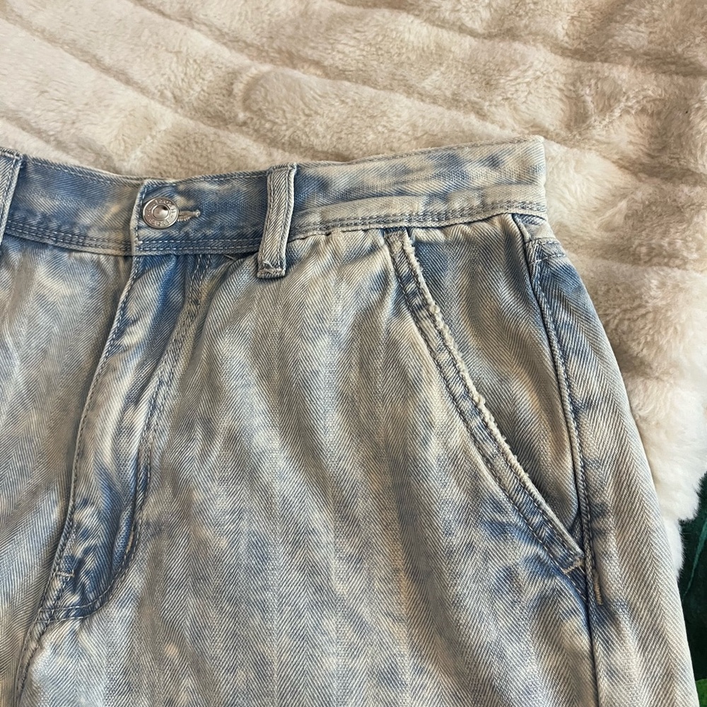 American Eagle Women’s 6 Shorts Denim Light Acid Wash Mom High Waist Cut Off